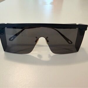Dior Club m1u
Unisex Oversized Shield Sunglasses in Black